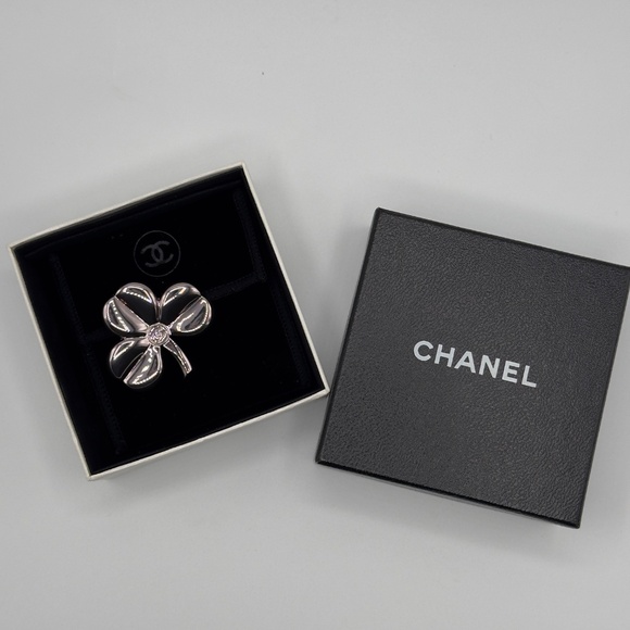CHANEL Three Leaf Clover CC Pin Brooch - Picture 3 of 5